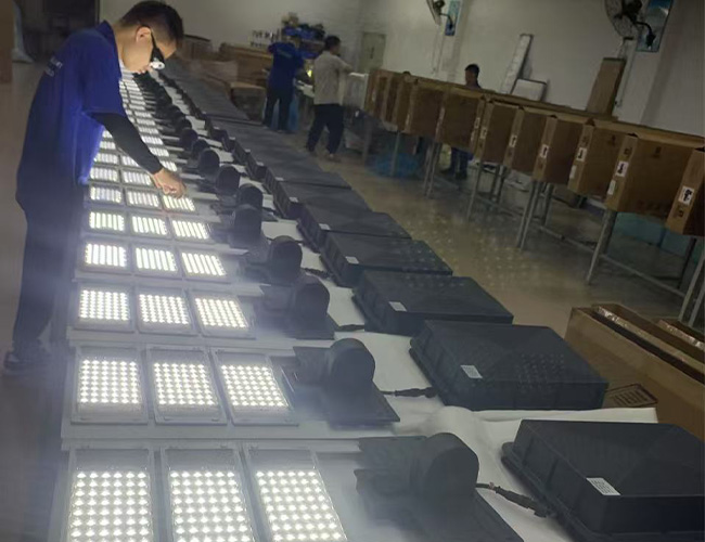 Semua dalam satu lampu jalan