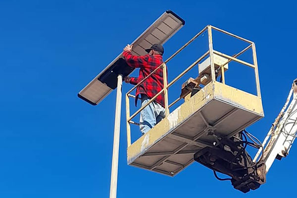 Apakah perbezaan antara lampu jalan berkuasa Solar dan lampu jalan berkuasa Grid konvensional?